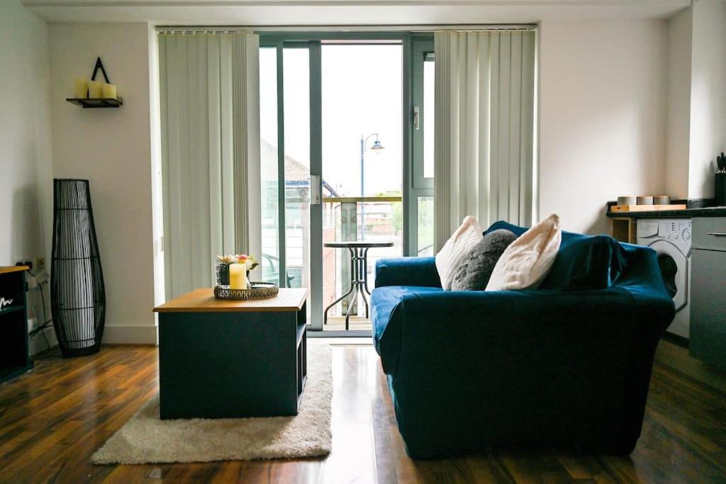 Apartment Centre Flat With Balcony *