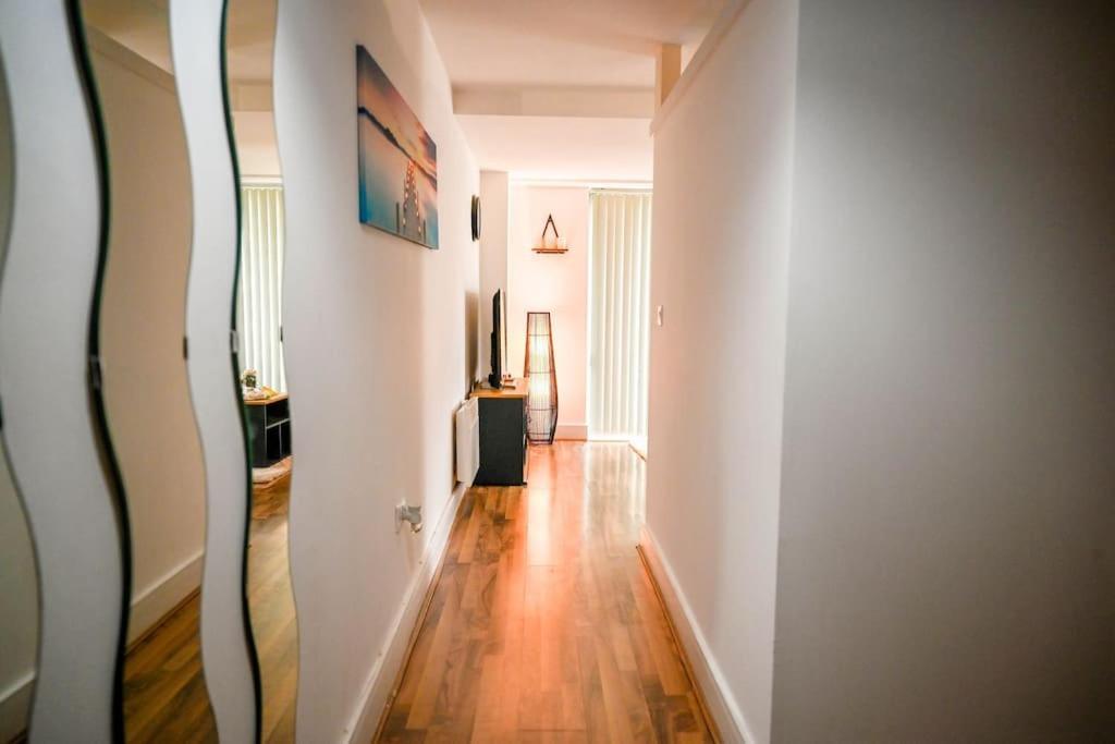 Apartment Centre Flat With Balcony *