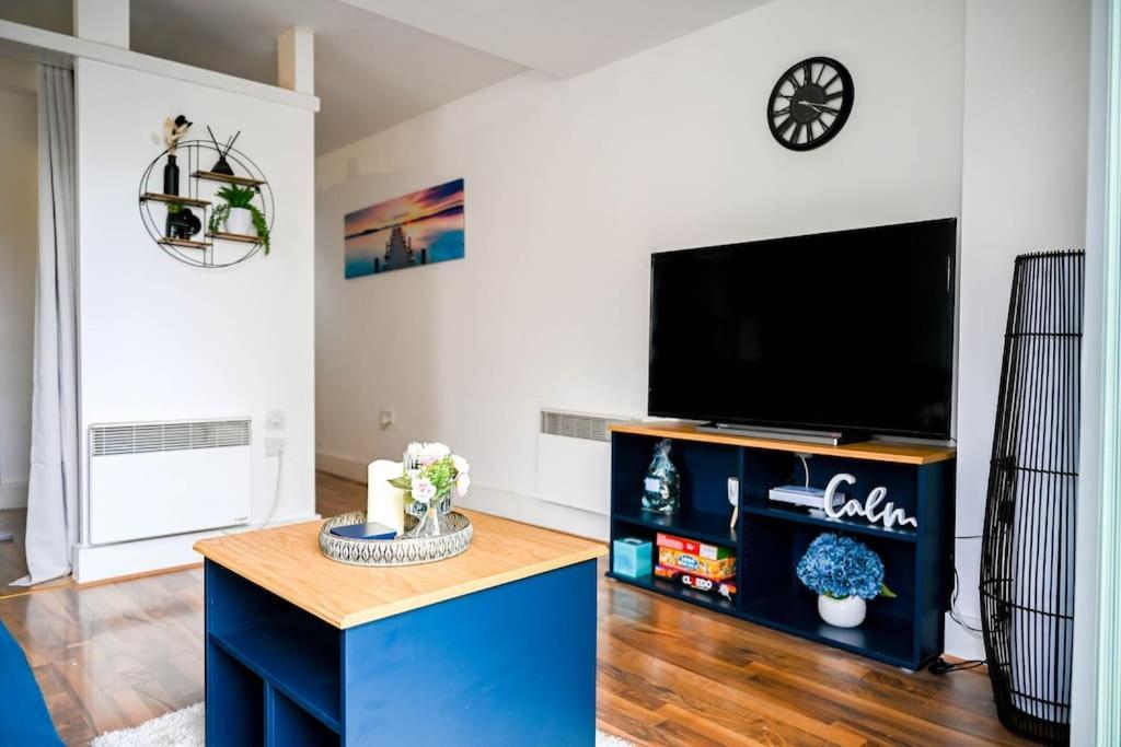 Centre Flat With Balcony Apartment